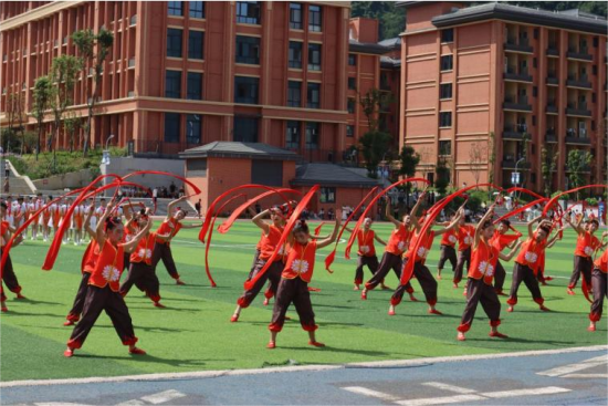 图为城口县明通镇中心小学《小哪吒》集体舞表演。城口县教委 供图 图为城口县明通镇中心小学《小哪吒》集体舞表演。城口县教委 供图