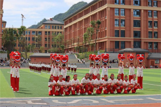 图为城口县明通镇中心小学《小哪吒》集体舞表演。城口县教委 供图 图为城口县明通镇中心小学《小哪吒》集体舞表演。城口县教委 供图