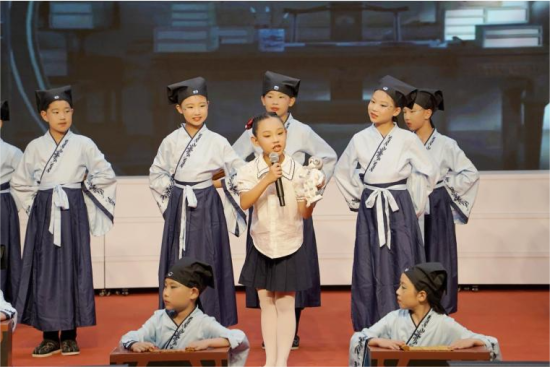 图为城口县第二实验小学校《诗礼弦歌听时代新声》经典诵读节目表演。城口县教委 供图 图为城口县第二实验小学校《诗礼弦歌听时代新声》经典诵读节目表演。城口县教委 供图