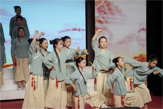 图为城口县复兴小学《大巴山的诗韵回响》经典诵读节目表演。城口县教委 供图 图为城口县复兴小学《大巴山的诗韵回响》经典诵读节目表演。城口县教委 供图