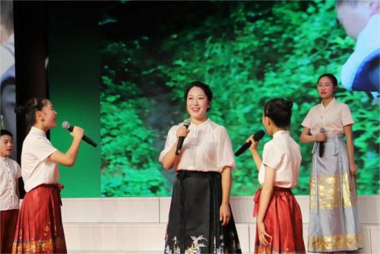 图为城口县庙坝镇第二中心小学《中国心》经典诵读节目表演。城口县教委 供图 图为城口县庙坝镇第二中心小学《中国心》经典诵读节目表演。城口县教委 供图