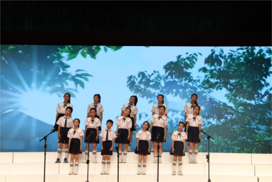 图为城口县明中乡中心小学《去有风的地方》合唱节目表演。城口县教委 供图 图为城口县明中乡中心小学《去有风的地方》合唱节目表演。城口县教委 供图