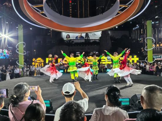 图为活动现场歌舞表演。哈密市融媒体中心 供图 图为活动现场歌舞表演。哈密市融媒体中心 供图