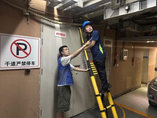 图为施工团队开展现场网络调试。重庆移动供图 图为施工团队开展现场网络调试。重庆移动供图