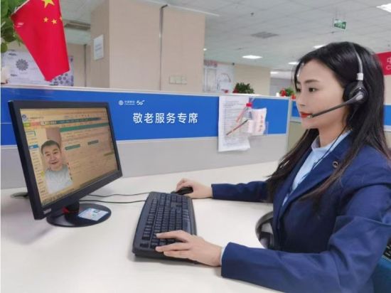 图为重庆移动10086员工正在与客户进行5G视频沟通。重庆移动供图 图为重庆移动10086员工正在与客户进行5G视频沟通。重庆移动供图