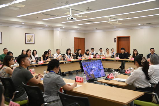 图为座谈会现场。重庆欧美同学会 供图 图为座谈会现场。重庆欧美同学会 供图