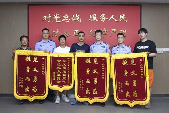 图为市民送来锦旗。重庆市公安局 供图 图为市民送来锦旗。重庆市公安局 供图