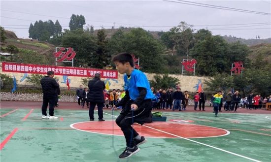 图为跳绳比赛现场。云阳县江口镇 供图 图为跳绳比赛现场。云阳县江口镇 供图