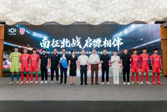 图为双方交换礼物环节。长安启源供图 图为双方交换礼物环节。长安启源供图
