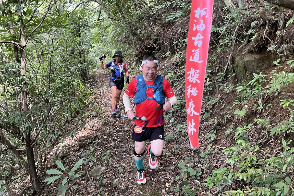 图为选手穿越千年桐油古道。肖江川 摄 图为选手穿越千年桐油古道。肖江川 摄