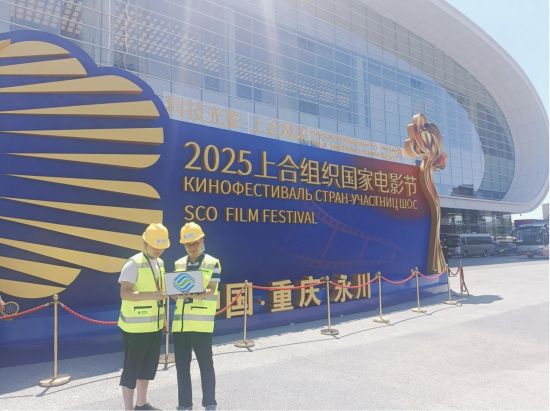图为网络保障人员现场测试通信速率。 重庆移动供图 图为网络保障人员现场测试通信速率。 重庆移动供图