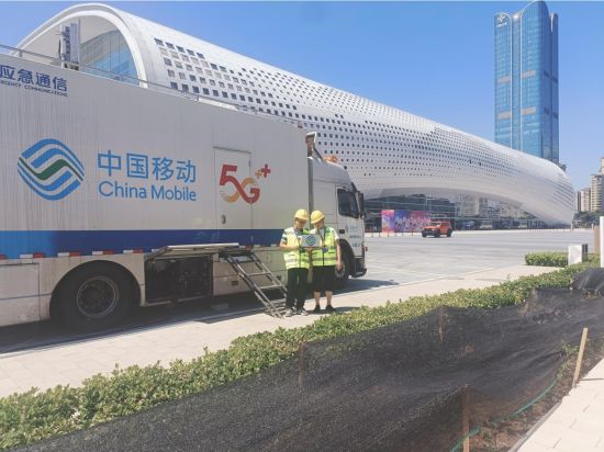 图为网络维护人员部署应急通信车。 重庆移动供图 图为网络维护人员部署应急通信车。 重庆移动供图