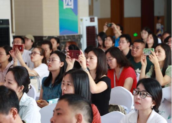 图为参会老师们仔细聆听与记录。 张艺馨 摄 图为参会老师们仔细聆听与记录。 张艺馨 摄