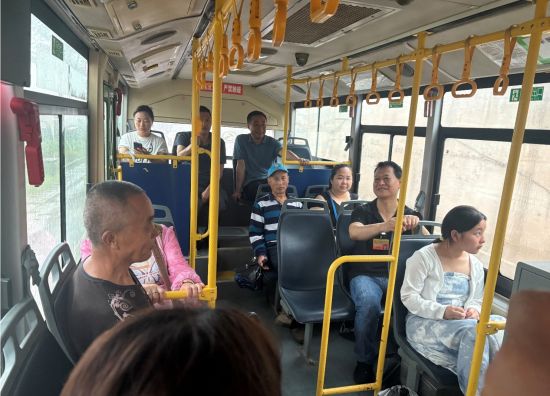 图为龙兴镇人大代表与村民一起体验新开通的公交车。龙兴镇供图 图为龙兴镇人大代表与村民一起体验新开通的公交车。龙兴镇供图