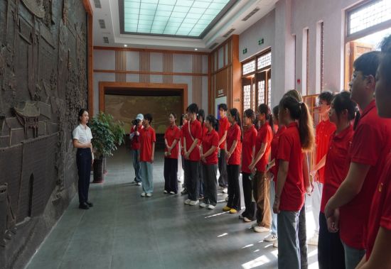 图为师生们参观纪念馆。 重庆文理学院供图 图为师生们参观纪念馆。 重庆文理学院供图