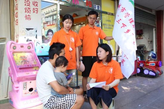 图为实践团在街巷调研。 重庆城市管理职业学院 供图 图为实践团在街巷调研。 重庆城市管理职业学院 供图