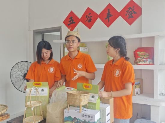 图为实践团开展助农直播。 重庆城市管理职业学院 供图 图为实践团开展助农直播。 重庆城市管理职业学院 供图