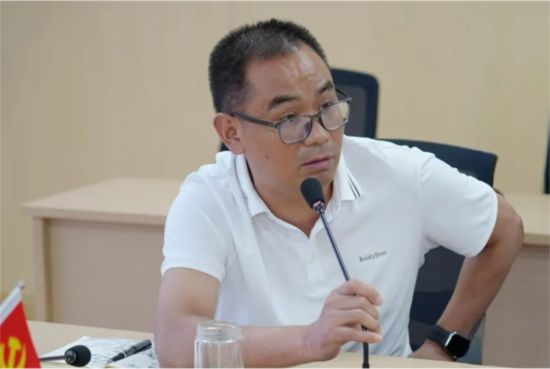 图为忠县忠州中学党委书记李五海点评述职。忠县忠州中学 供图 图为忠县忠州中学党委书记李五海点评述职。忠县忠州中学 供图