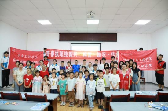 图为团队开展“暑期安全科普”教育。 重庆文理学院药学院供图 图为团队开展“暑期安全科普”教育。 重庆文理学院药学院供图