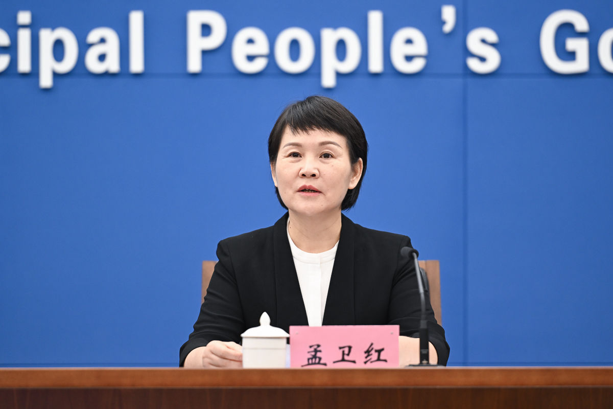 图为重庆市侨联党组书记、主席孟卫红回答记者提问。 记者 何蓬磊 摄 图为重庆市侨联党组书记、主席孟卫红回答记者提问。 记者 何蓬磊 摄