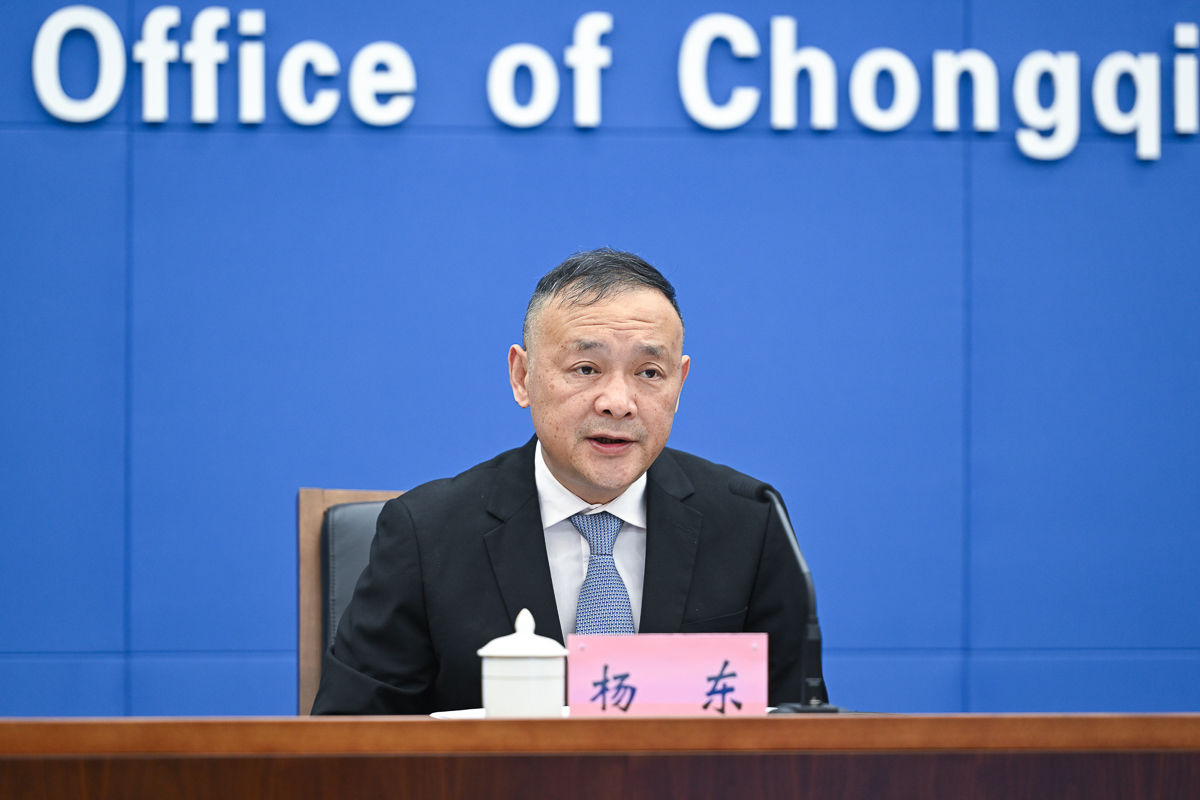 图为四川省侨联党组书记、主席杨东回答记者提问。 记者 何蓬磊 摄 图为四川省侨联党组书记、主席杨东回答记者提问。 记者 何蓬磊 摄