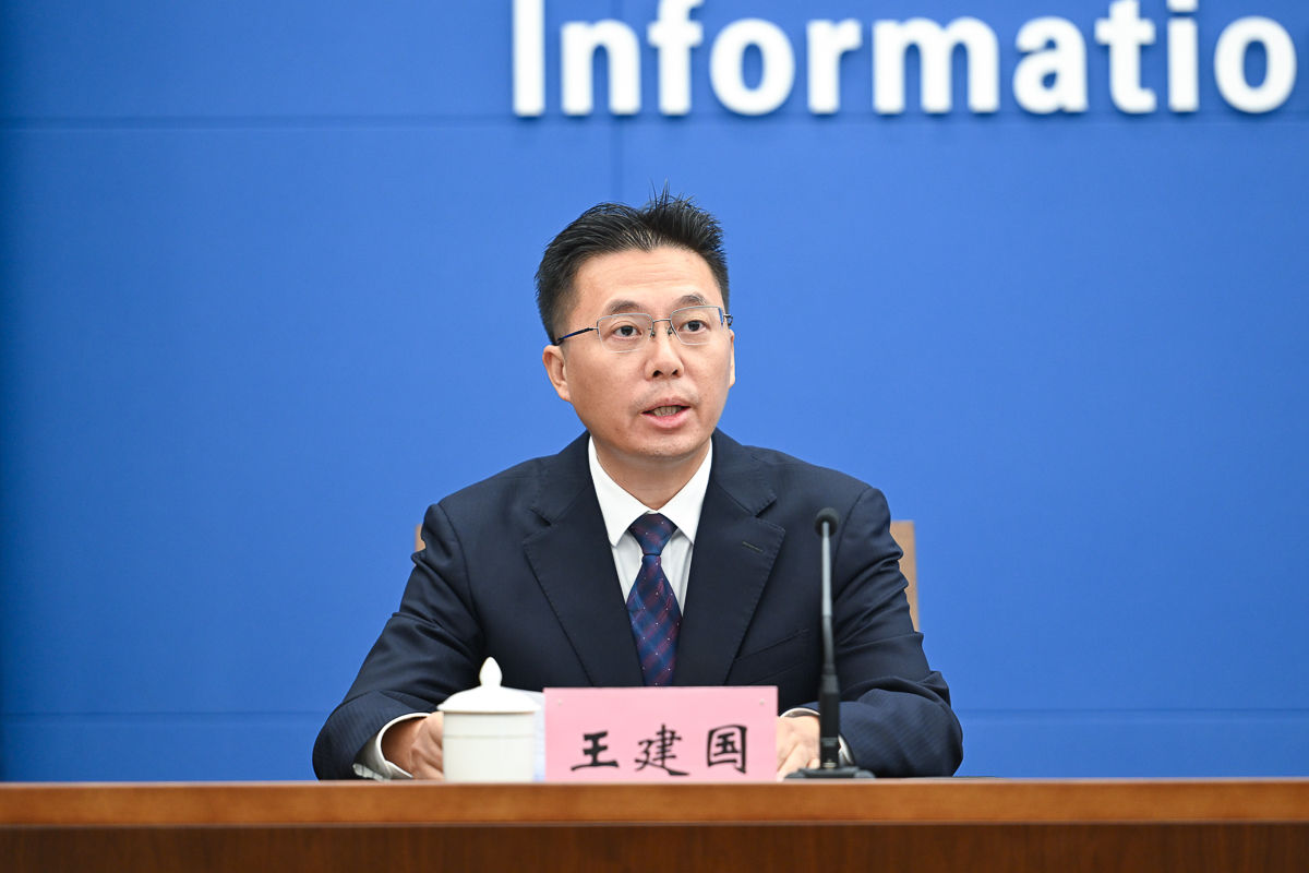图为重庆市政府侨务办主任王建国回答记者提问。 记者 何蓬磊 摄 图为重庆市政府侨务办主任王建国回答记者提问。 记者 何蓬磊 摄