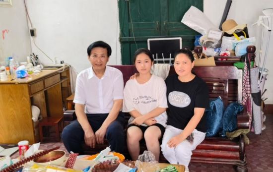 图为家访现场。武隆中学供图 图为家访现场。武隆中学供图