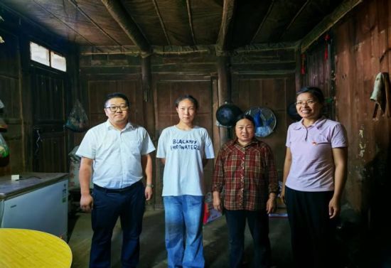 图为家访现场。武隆中学供图 图为家访现场。武隆中学供图