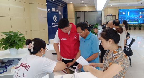 图为曾则取在人力社保局办事大厅引导群众办事。铜梁区委宣传部 供图 图为曾则取在人力社保局办事大厅引导群众办事。铜梁区委宣传部 供图