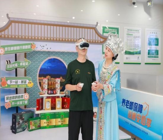 图为市民体验虚拟营业厅。中国邮政储蓄银行重庆分行 供图 图为市民体验虚拟营业厅。中国邮政储蓄银行重庆分行 供图
