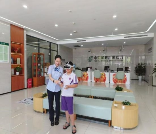图为市民体验虚拟营业厅。中国邮政储蓄银行重庆分行 供图 图为市民体验虚拟营业厅。中国邮政储蓄银行重庆分行 供图