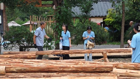 图为实践团成员与木匠师傅交流。重庆工商大学 供图 图为实践团成员与木匠师傅交流。重庆工商大学 供图