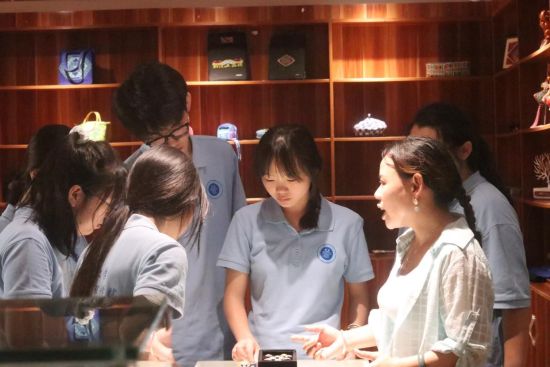 图为实践团成员与木匠师傅交流。重庆工商大学供图 图为实践团成员与木匠师傅交流。重庆工商大学供图