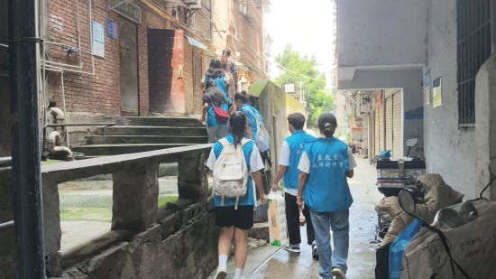 图为团队入户走访。重庆工商职业学院“益起爱”团队供图 图为团队入户走访。重庆工商职业学院“益起爱”团队供图