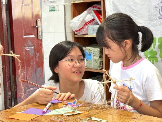 图为志愿者带领小学生制作昆虫相关的手工作品。主办方供图 图为志愿者带领小学生制作昆虫相关的手工作品。主办方供图