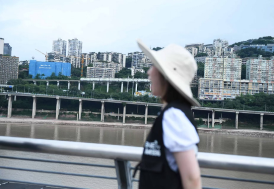 图为嘉宾在“江北a~台”拍摄的“吞单轨”。 图为嘉宾在“江北a~台”拍摄的“吞单轨”。