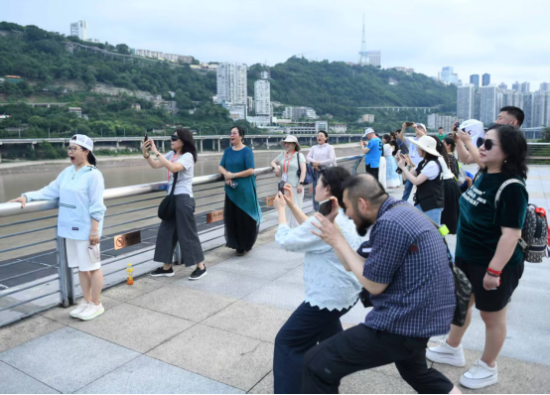 图为游客、嘉宾在“江北a~台”打卡。 图为游客、嘉宾在“江北a~台”打卡。