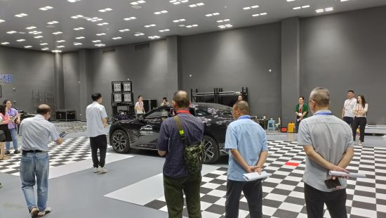 图为记者团走进实验室参观。冯恋 摄 图为记者团走进实验室参观。冯恋 摄