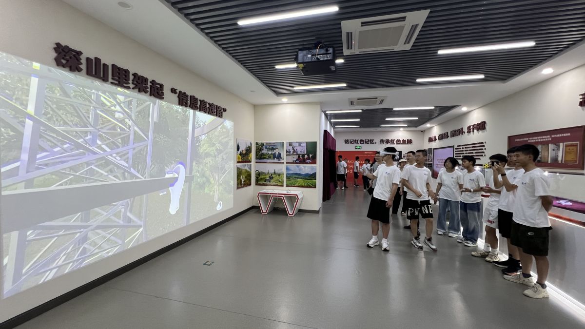 图为同学们参观重庆邮电大学“红色通信”虚拟仿真实验教学中心。肖江川 摄 图为同学们参观重庆邮电大学“红色通信”虚拟仿真实验教学中心。肖江川 摄