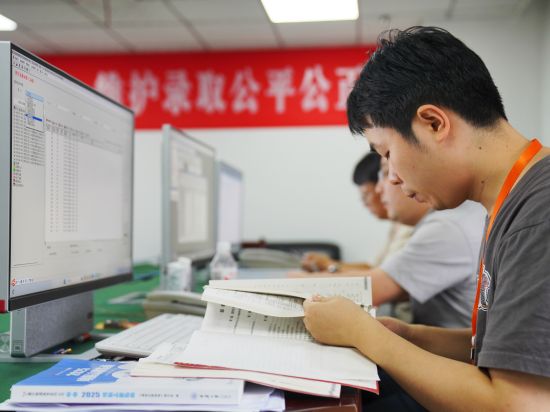 图为重庆高考录取场现场。王成伟摄 图为重庆高考录取场现场。王成伟摄