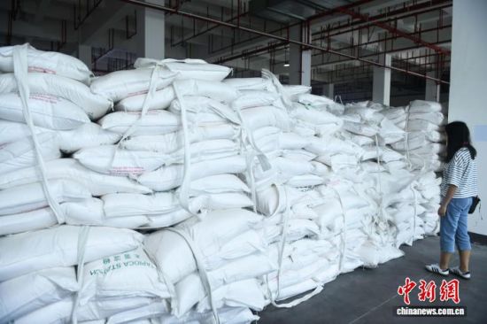 图为东盟木薯粉西南集散中心的一处仓库。中新网记者 周毅 摄 图为东盟木薯粉西南集散中心的一处仓库。中新网记者 周毅 摄