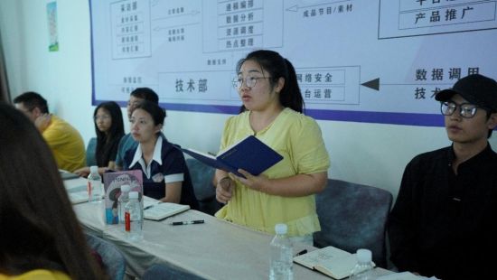 图为绿春县融媒体中心记者提问。苏泓羽 摄 图为绿春县融媒体中心记者提问。苏泓羽 摄