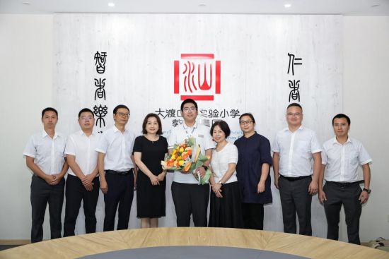 张恒烨与大渡口区实验小学团队合影. 张恒烨与大渡口区实验小学团队合影.