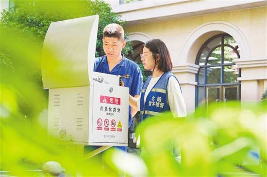 7月23日,北碚区“数字城管”工作人员在查看化粪池安全监控智能处置终端运行情况。特约摄影 秦廷富 摄 7月23日,北碚区“数字城管”工作人员在查看化粪池安全监控智能处置终端运行情况。特约摄影 秦廷富 摄