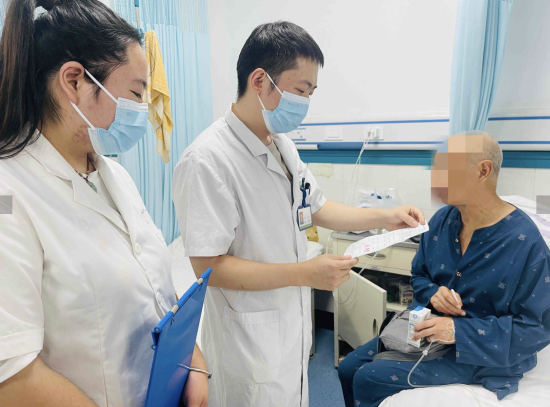 图为刘林在病房询问患者康复情况。万州区委宣传部 供图 图为刘林在病房询问患者康复情况。万州区委宣传部 供图