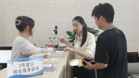 图为工作人员和志愿者共同解答学生的咨询问题。 刘霞 摄 图为工作人员和志愿者共同解答学生的咨询问题。 刘霞 摄