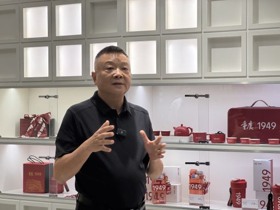 图为宋晓平接受海外华文媒体采访。 图为宋晓平接受海外华文媒体采访。