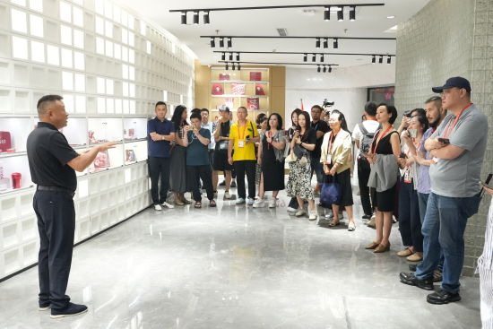 图为宋晓平(左一)在接受海外华文媒体采访。 图为宋晓平(左一)在接受海外华文媒体采访。