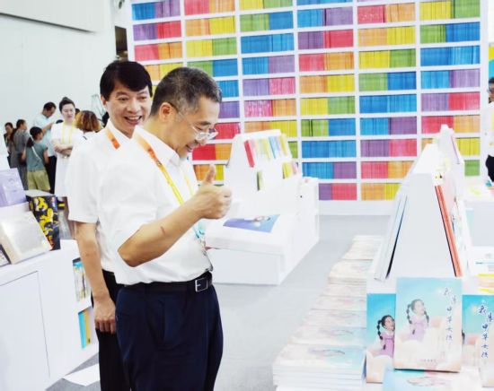 图为与会嘉宾阅读《我是中华女孩》一书。受访者供图 图为与会嘉宾阅读《我是中华女孩》一书。受访者供图