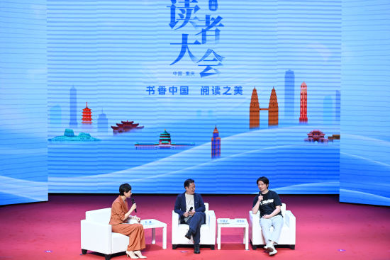 图为中国作家协会副主席李敬泽(中)与青年写作者刘楚昕(右)共话阅读。中新网记者何蓬磊摄 图为中国作家协会副主席李敬泽(中)与青年写作者刘楚昕(右)共话阅读。中新网记者何蓬磊摄
